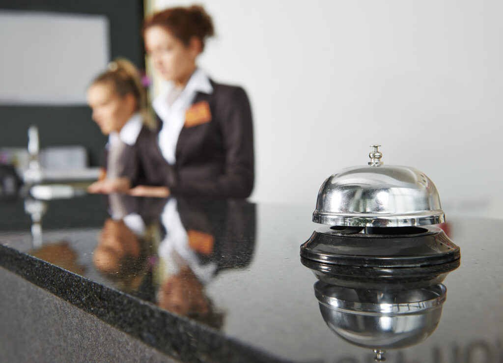 Recepcja hotelowa.